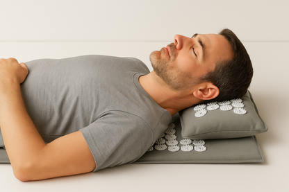 Homme utilisant le tapis Zenora pour soulager le dos et la nuque