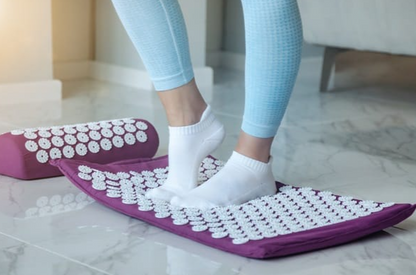 Tapis acupression Zenora déroulé avec oreiller inclus